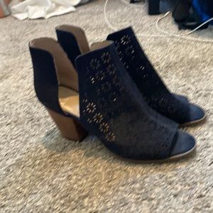 EUC Crown and Ivy Navy heels